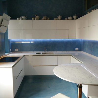 cucina rivestimento cemento strutturato colore a campione