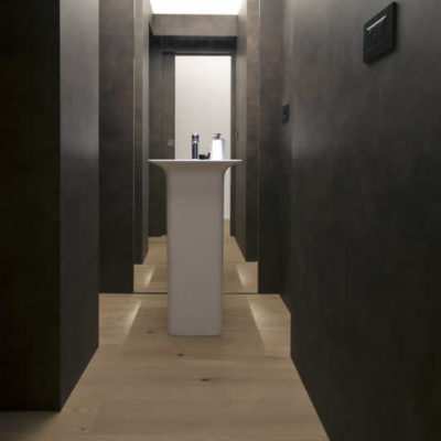 parquet e microcemento angolo lavandino bagno