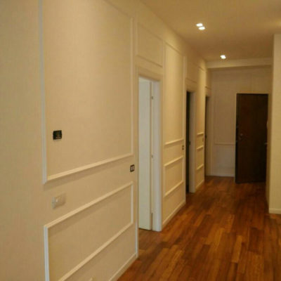 boiserie in gesso e parquet iroko