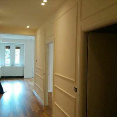 boiserie in gesso su parquet iroko