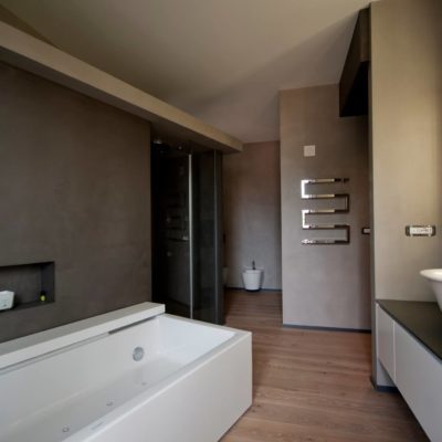 rivestimento bagno in microcemento