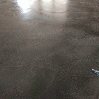 pavimento con cemento autolivellante finito ad olio