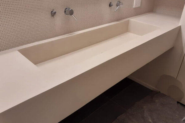 piano lavabo in microcemento a milano