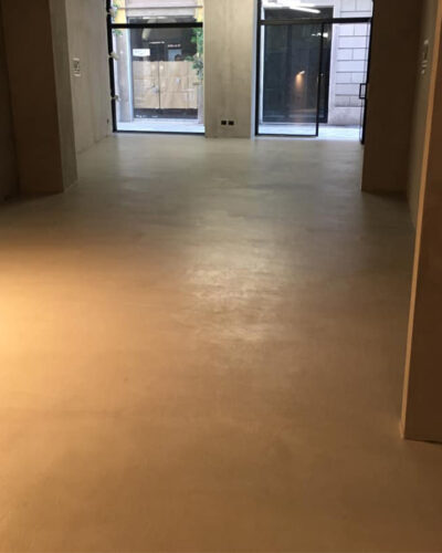 pavimento in microcemento per show room a milano