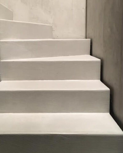 scala interna in microcemento per show room a milano