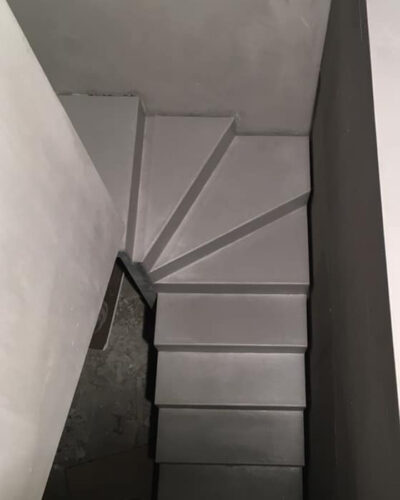 scala rivestita in microcemento per show room a milano