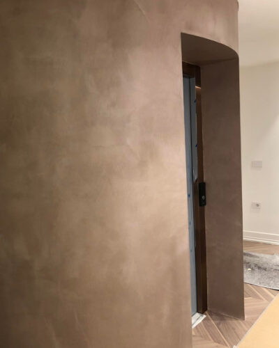 colonna ascensore rivestita in microcemento