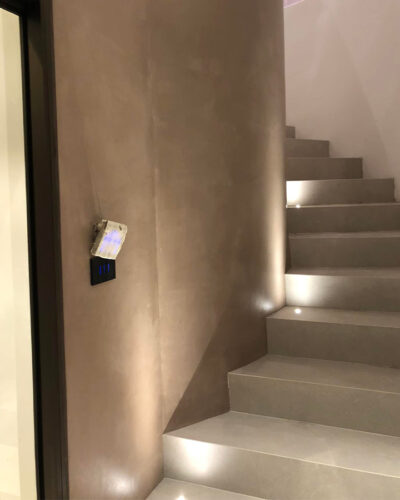 rivestimento in microcemento vano scala cusano milanino