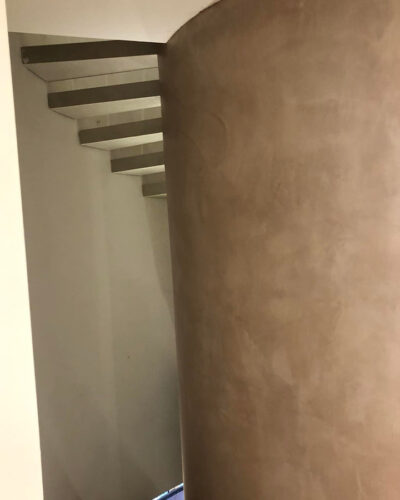 vano scala in microcemento milano