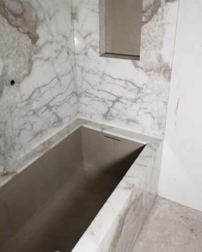rivestimento interno vasca da bagno con microcemento