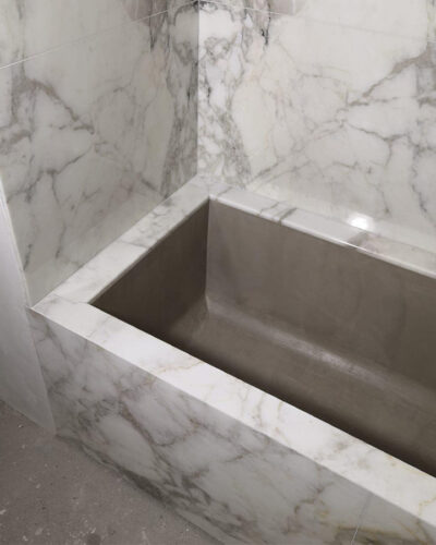 vasca da bagno in marmo rivestita microcemento