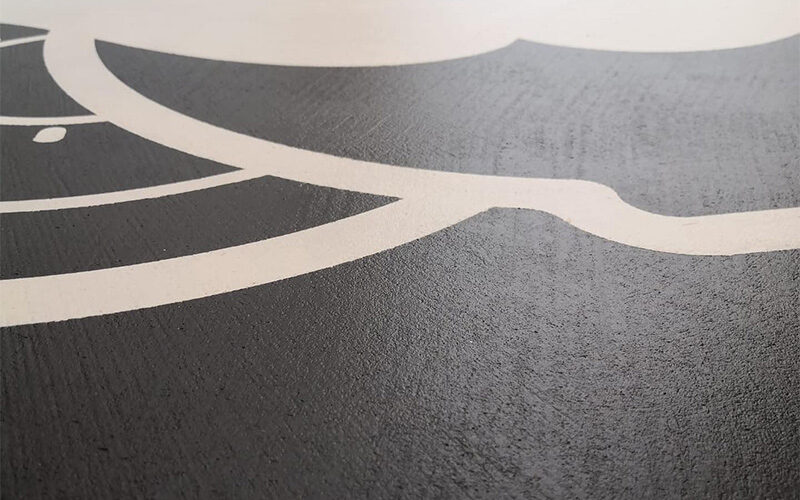 logo inserito in microcemento a milano