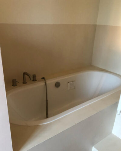 posa microcemento parete bagno milano