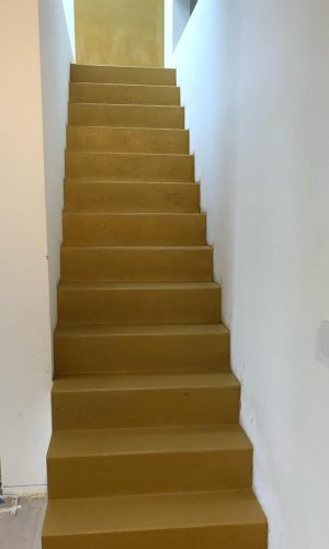 scala in microcemento color ottone a milano